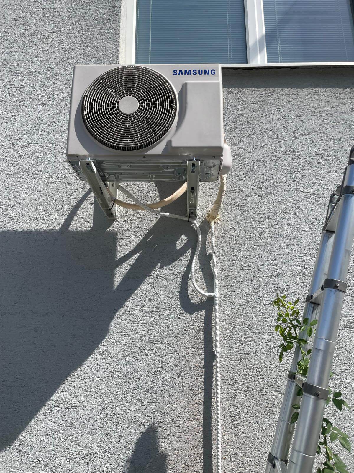 Vonkajšia jednotka Samsung 3,5kW s nástennou montážou.