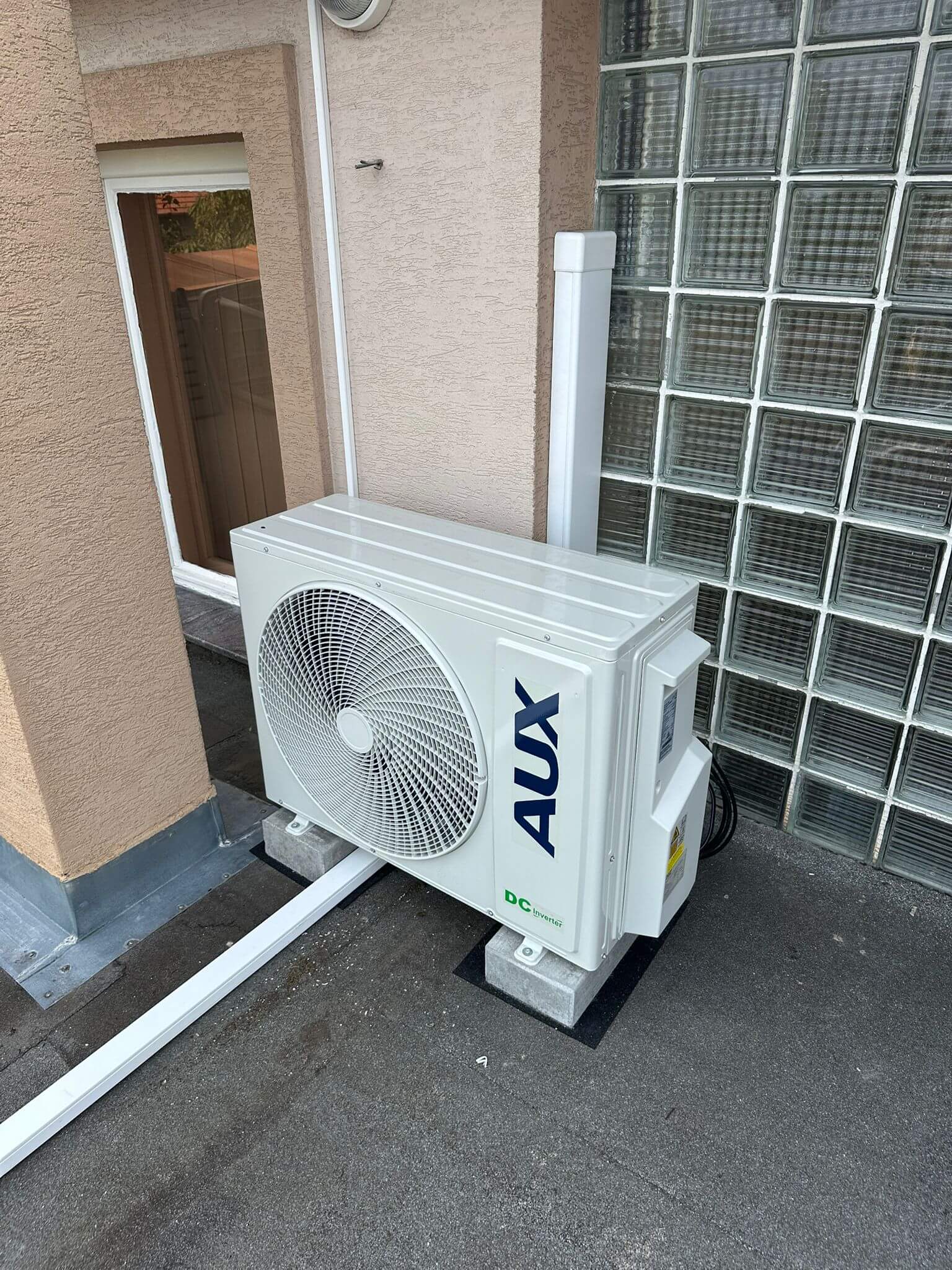 Multisplit vonkajšia jednotka, ku ktorej sú pripojené tri vnútorné jednotky.