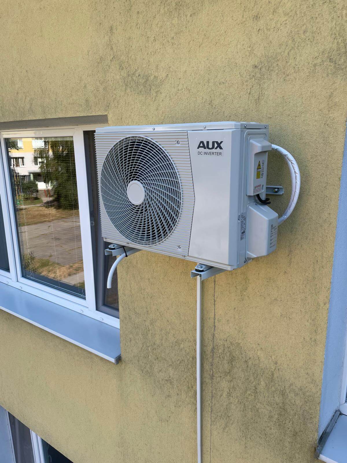 AUX klimatizácia s výkonom 3,5kw, s ktorou chladíme byt v panelovom dome na 3. poschodí - pri montáži nám asistovala naša vysokozdvižná plošina.