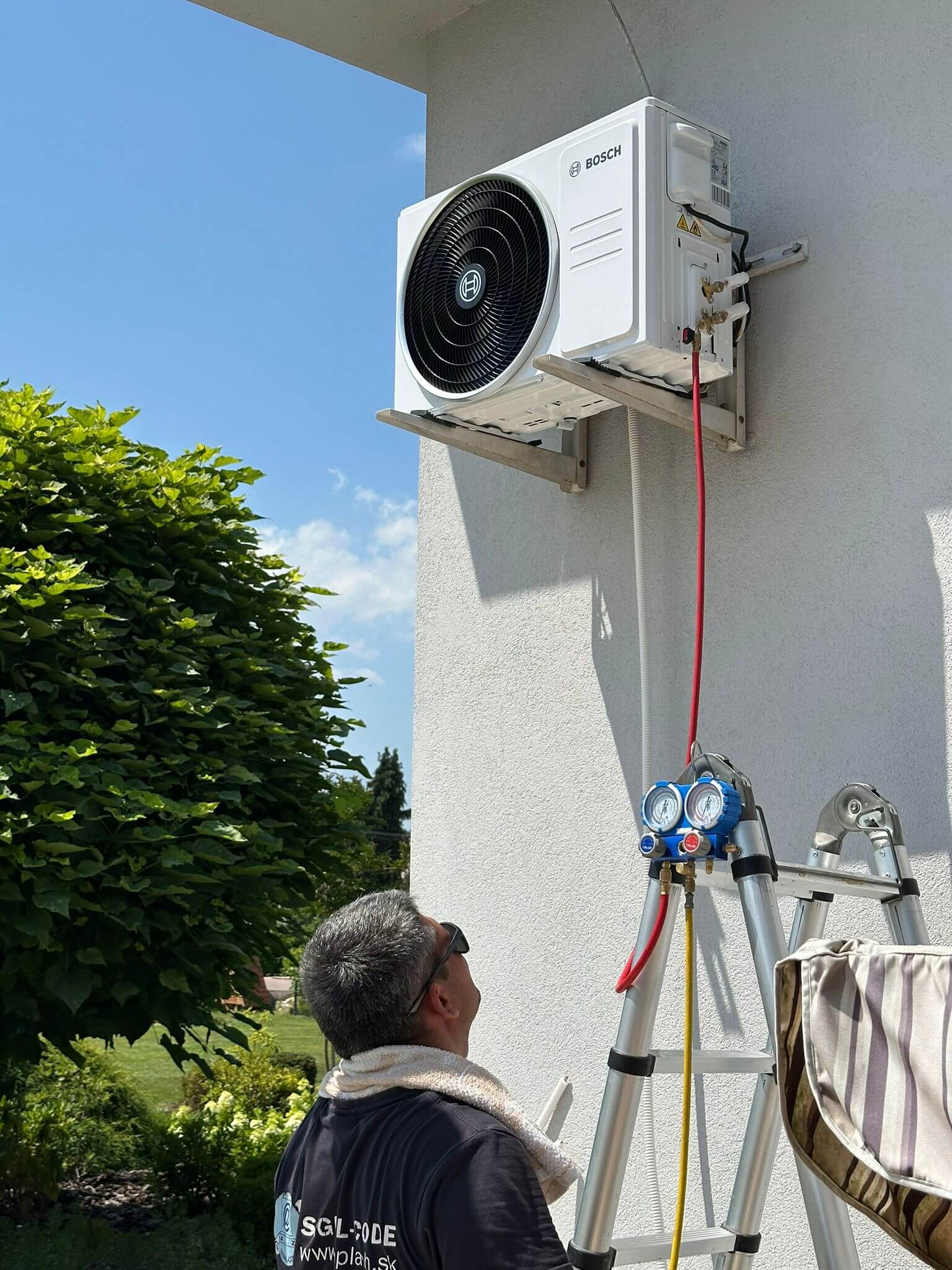 Náš technik Ľudo, počas inštalácie klimatizácie Bosch s výkonom 3,5kW.