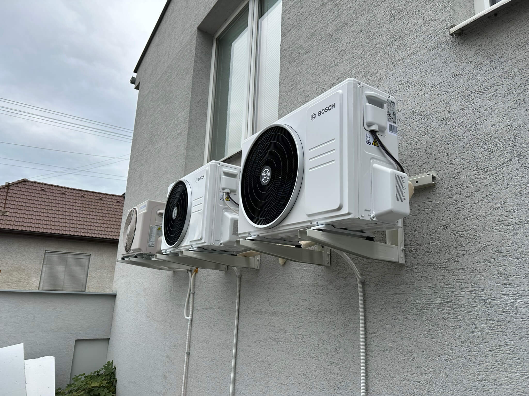 Intalcia 3 kusov splitovch jednotiek - vetky s vkonom 3,5kW. Jednotliv modely sme prispsobili poiadavkm zkaznka.
