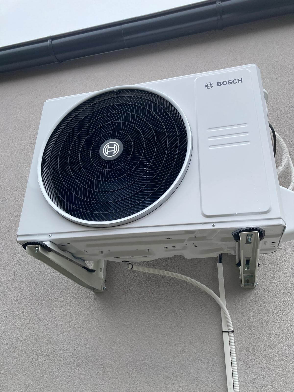 Inštalácia 3,5kW split klimatizácie výrobcu Bosch s možnosťou ovládania pomocou aplikácie.