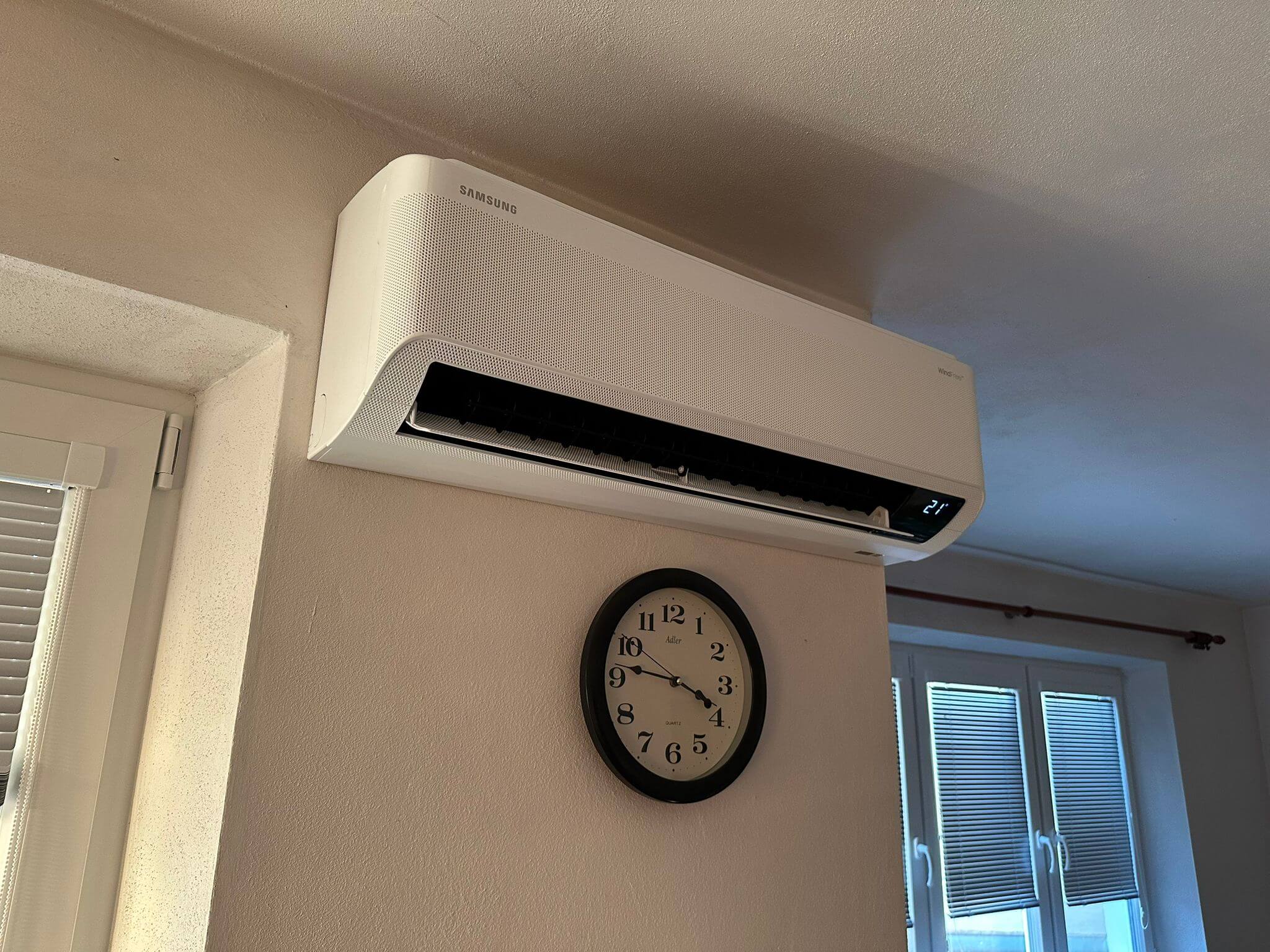 Vnútorná 3,5kW jednotka Samsung Windfree, ktorá disponuje funkciou bezprievanového chladenia/kúrenia a tiež ovládaním pomocou aplikácie.