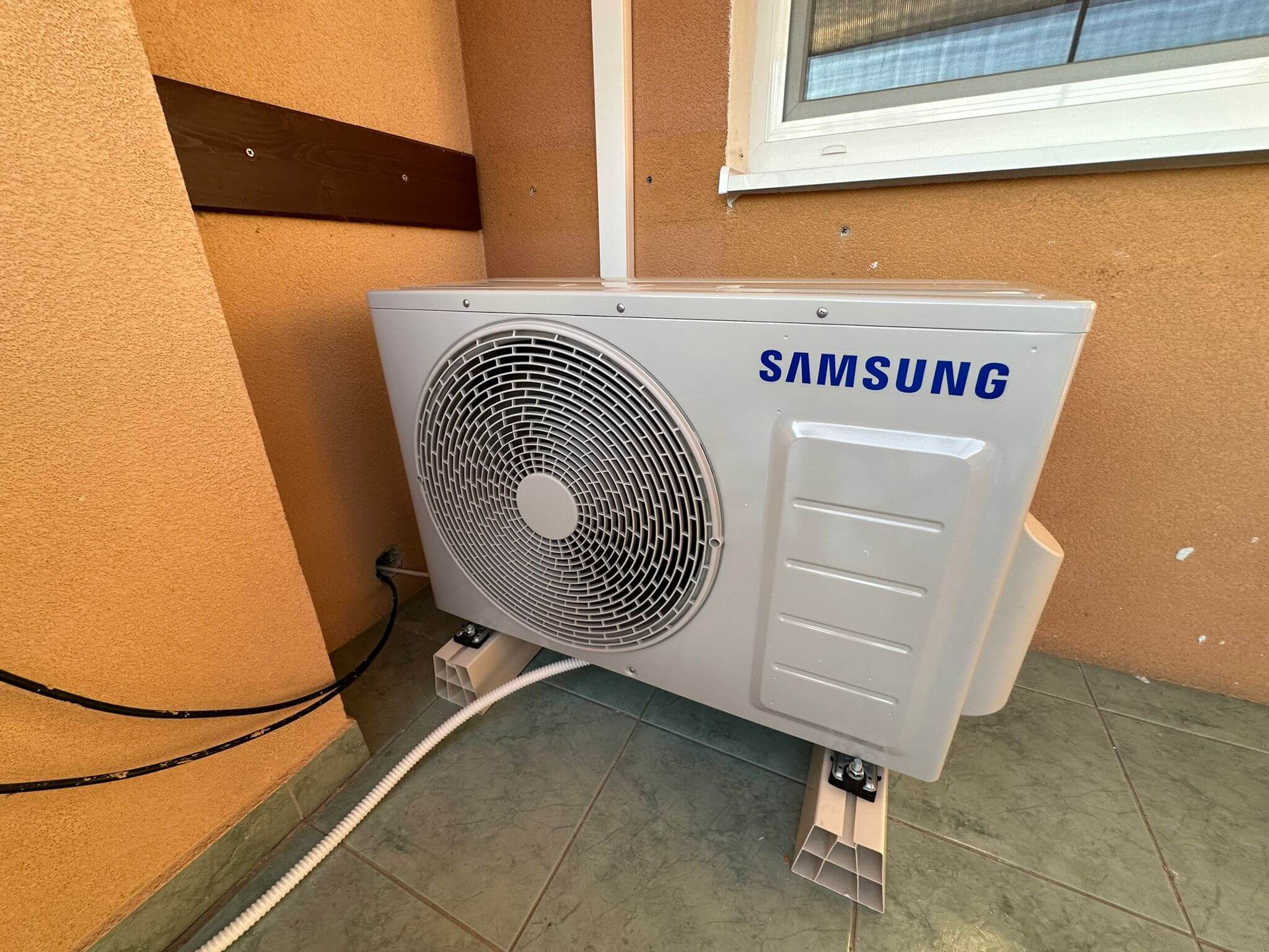 Vonkajšia jednotka split klimatizácie Samsung.