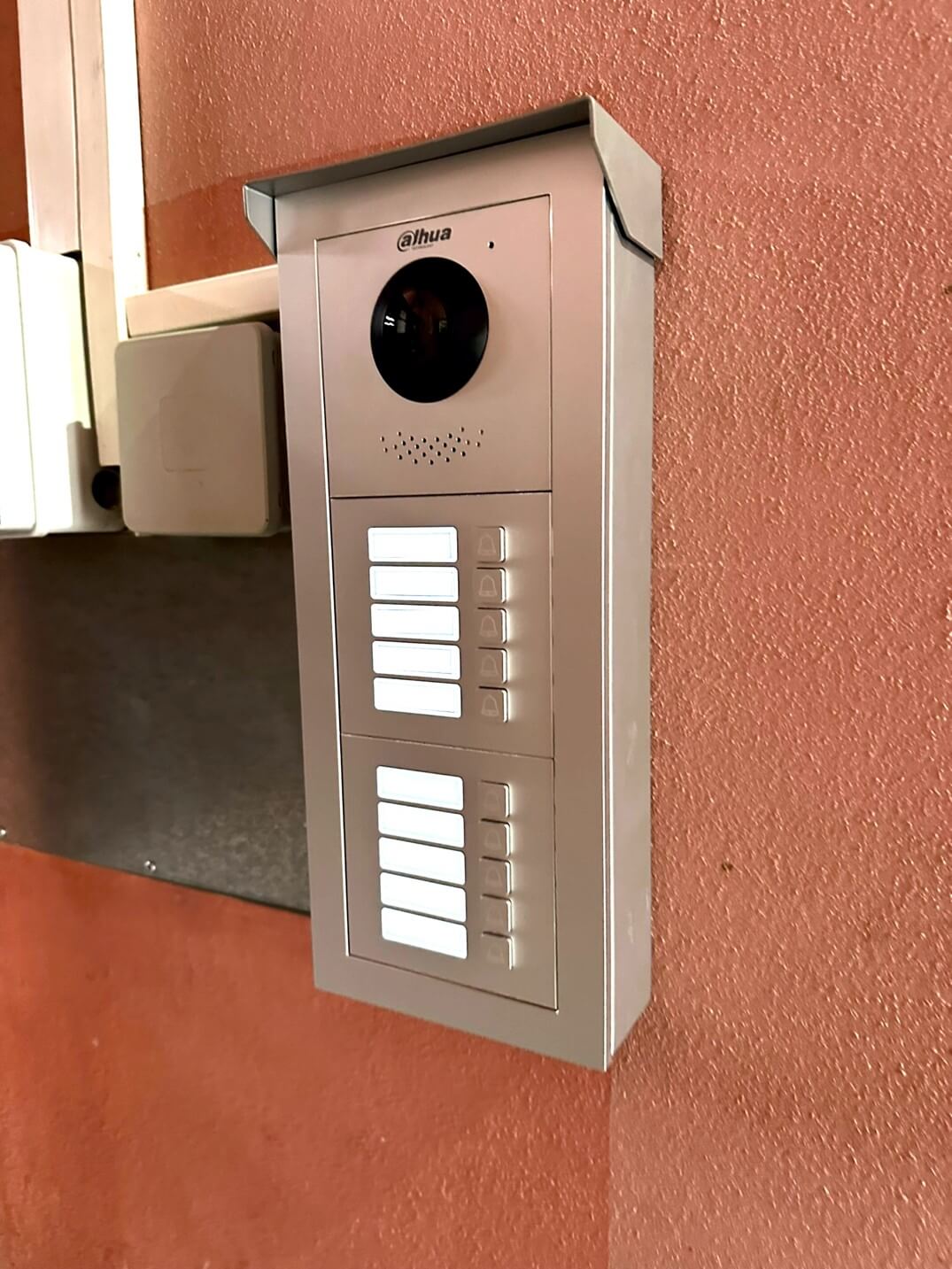 Inštalácia modulárnej vonkajšej jednotky, ktorú je možné rozšíriť o biometrický modul či čítačku čipových kariet.