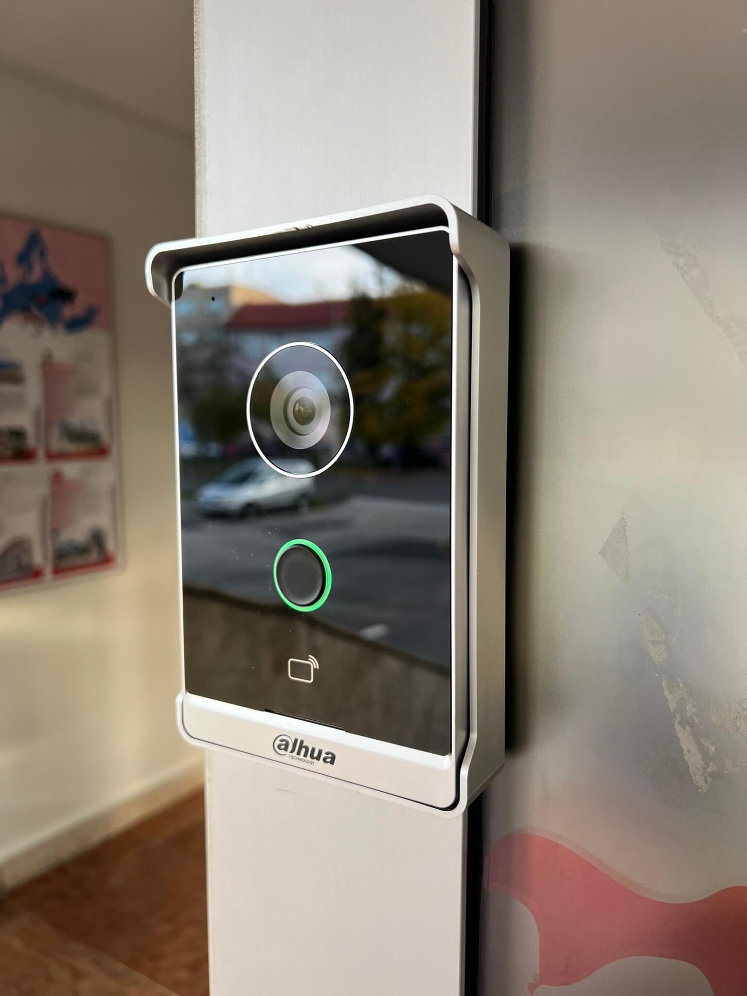 Vonkajšia jednotka, disponujúca RFID čítačkou.