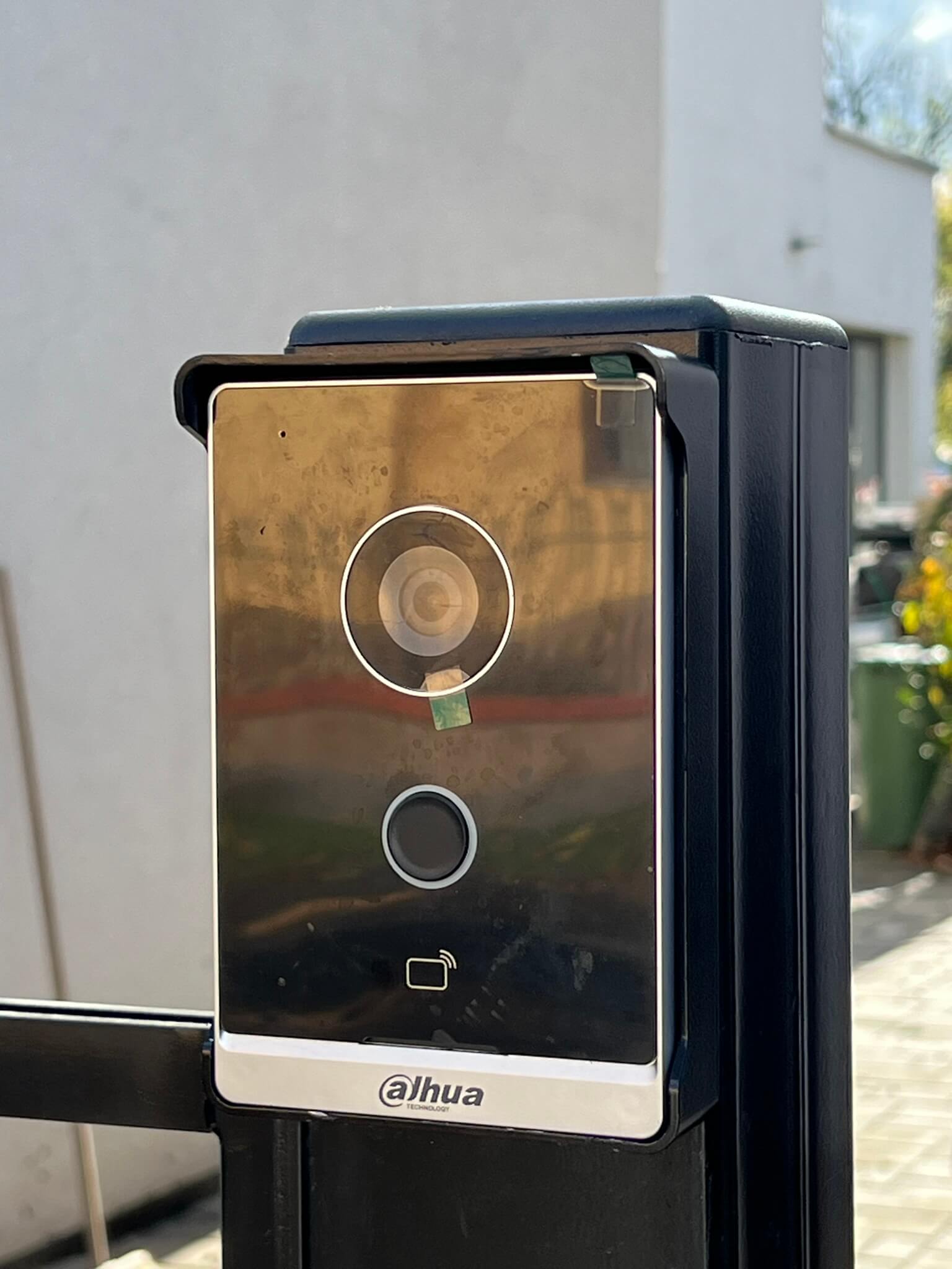 Vonkajšia jednotka Dahua, ktorá nám zároveň odomyká elektromagnetický zámok.